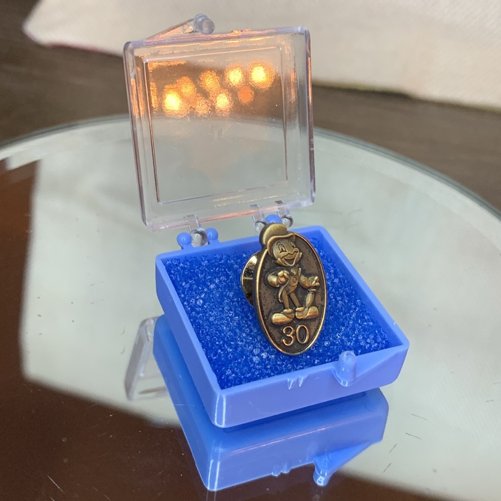 Disney Jiminy Cricket 30 Year Cast Exclusive Member Pin Original Box AUTHENTIC - Picture 4 of 7